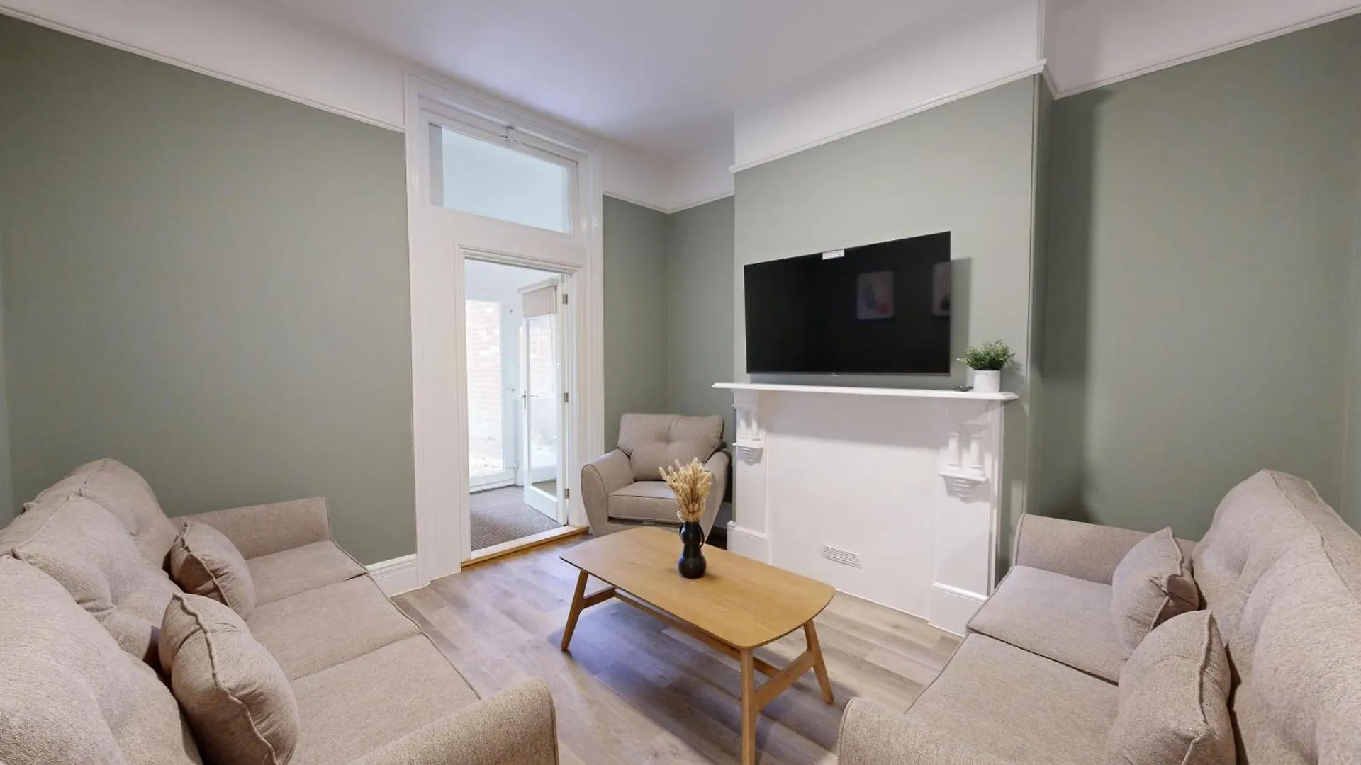 Spacious 7-Bedroom Home Exeter Lägenhet