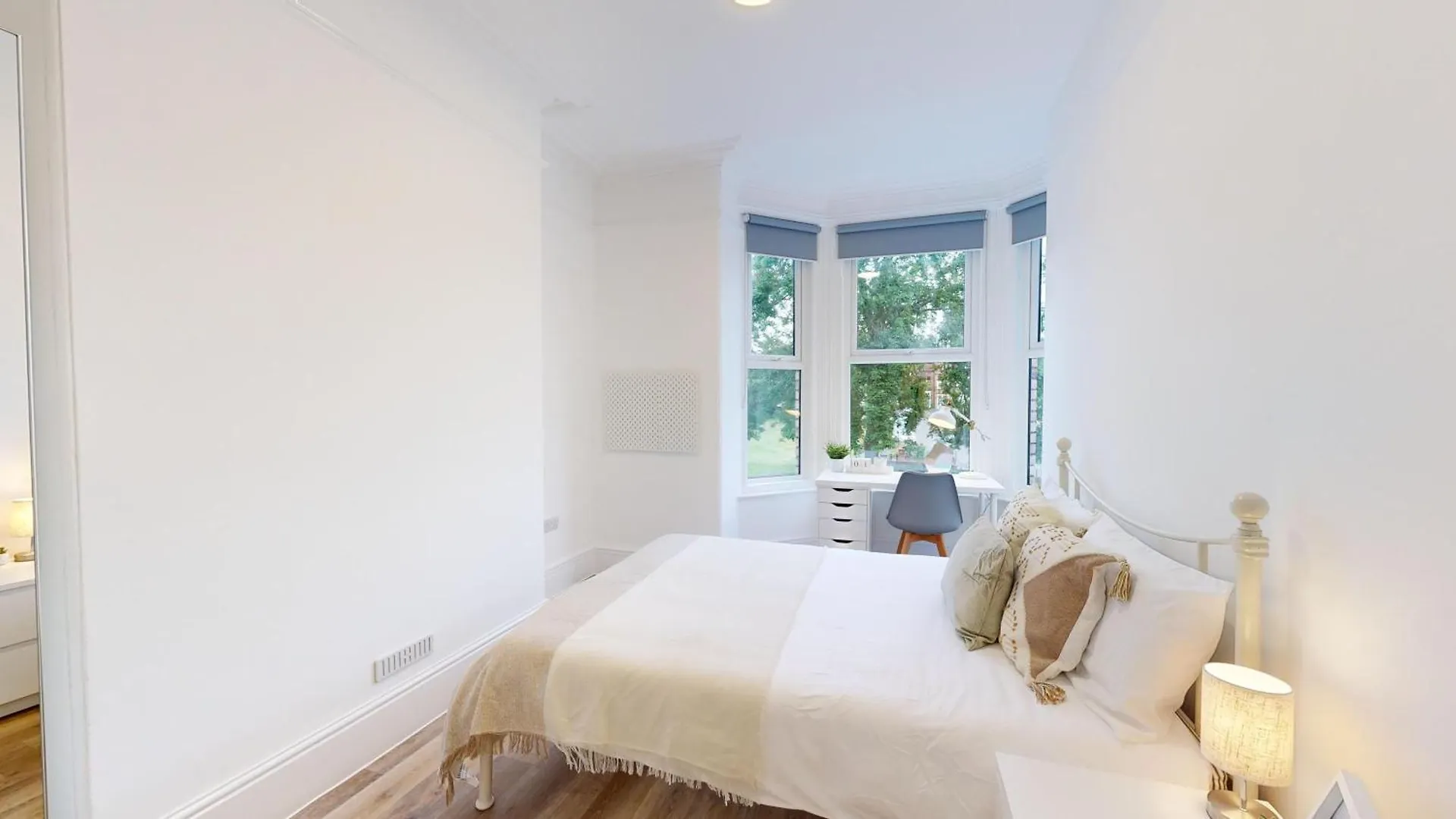 Lägenhet Spacious 7-Bedroom Home Exeter Storbritannien